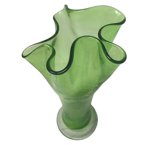 Vintage Looking Green Flower Vase with Scalloped Edges - Picture 3 of 6